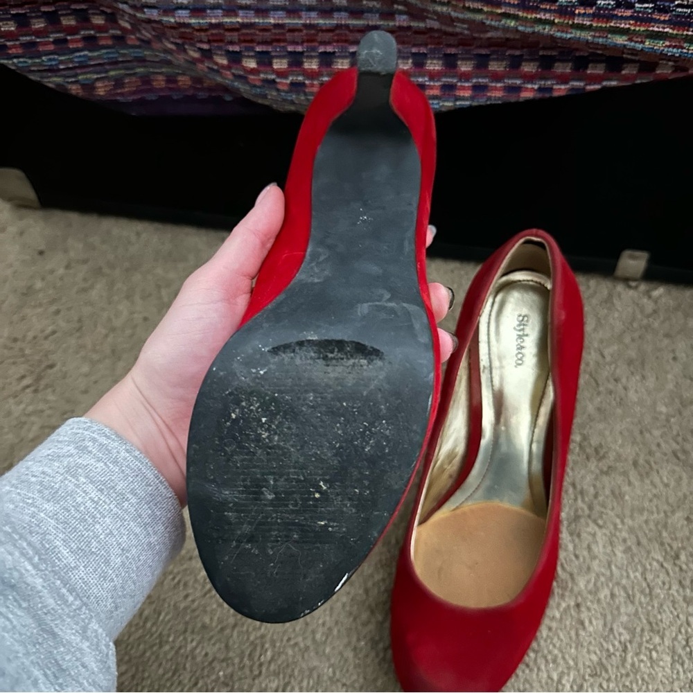 Red Heels - Picture 5 of 5